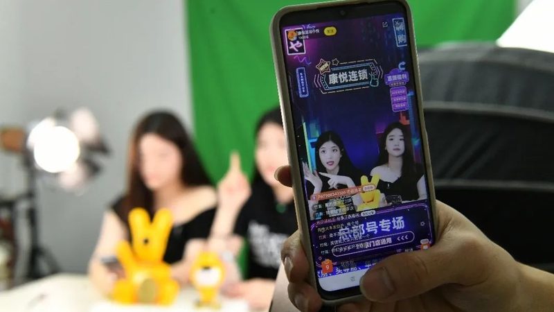 为了保障双方的权益，建议在成都找钟点工时签订劳动合同。合同中应明确以下内容：